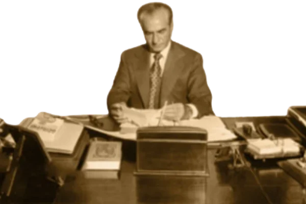 محمدرضا پهلوی در حین کار